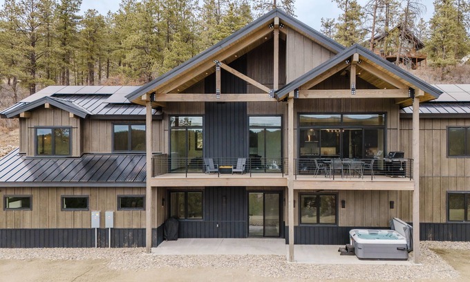 San Juan River Village Casa | Luxury Listing | A/C, Hot Tub, Close to Skiing, Incredible Mountain Views