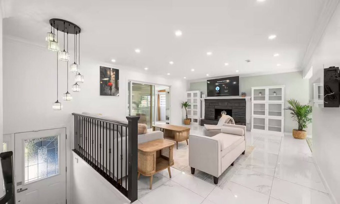 Abbotsford Casa | Luxury Living Hot Tub/Outdoor Projector/BBQ