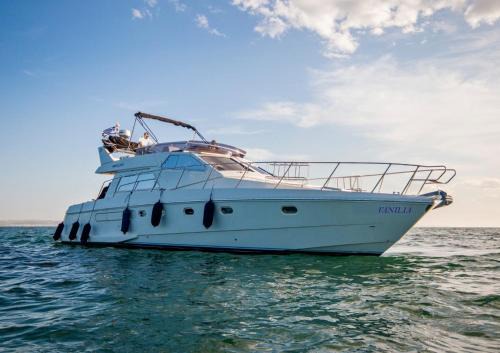 Ornos Alquiler De Eote | Luxury Living on a Yacht