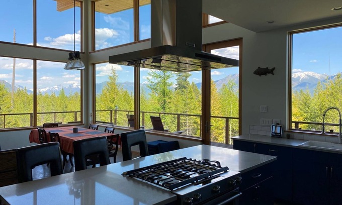 Columbia Falls Casa | Luxury Living Teakettle Lookout 10 minutes to Glacier National Park