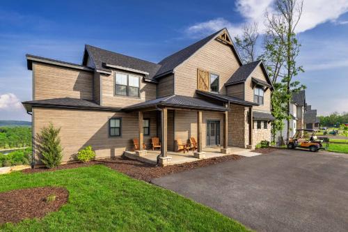 Kimberling City Casa | Luxury Lodge 5 - FREE Kayaks/Canoes - TWO Pools~Resort Dock