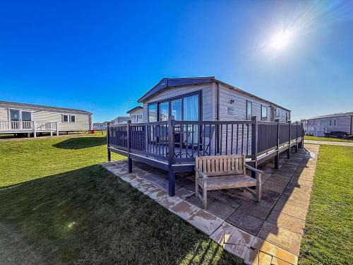 Hopton on Sea Cabina | Luxury Lodge With Stunning Full Sea Views At Hopton Ref 80010W