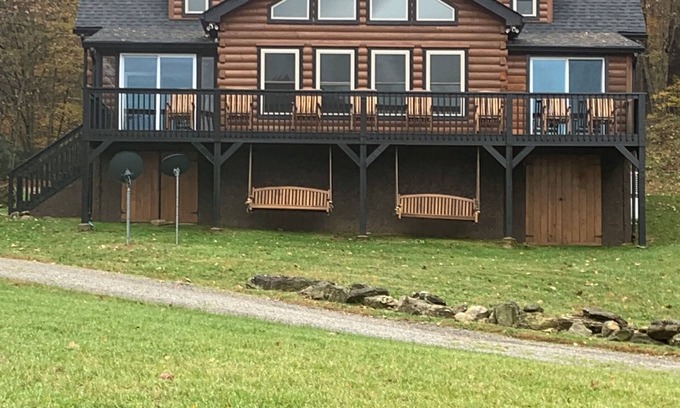 Canton Cabina | Luxury Lodge with stream in backyard