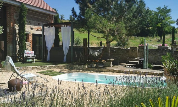 Cognat-Lyonne Cabaña | Refugio de Paz: Jardín Provenzal, Piscina Privada y Spa