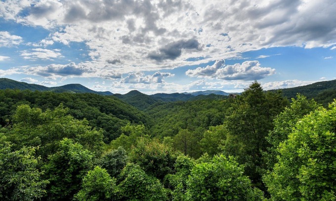 Gatlinburg - Pigeon Forge Cabina | Luxury True Log Cabin con espectacular vista - 2 Kings, bañera de hidromasaje, Wifi
