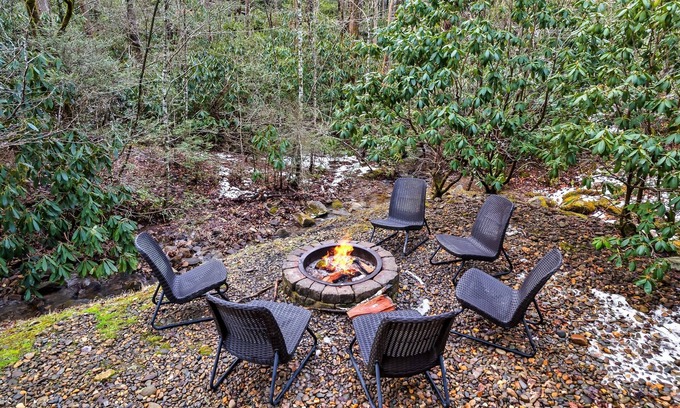 Pittman Center Cabina | Luxury Log Cabin with Hot Tub, Fire Pit, Game Loft in the Smokies