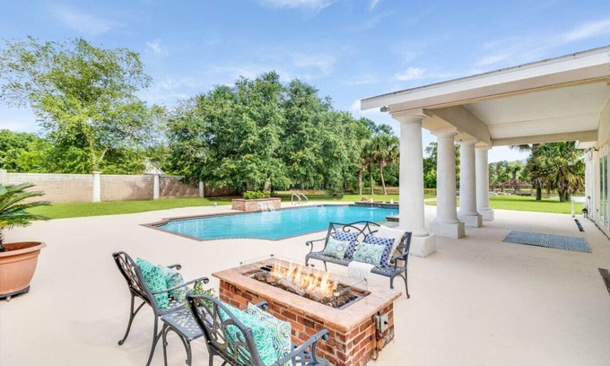 New Iberia Casa | Luxury Mansion on pond + pool + gameroom