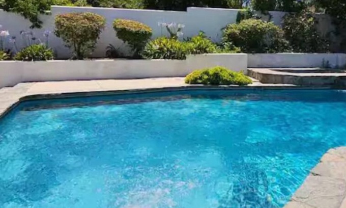 Woodland Hills Casa | Luxury Modern best Prime Location Retreat PRIVATE POOL HOME Jacuzzi SPA 4 BDR