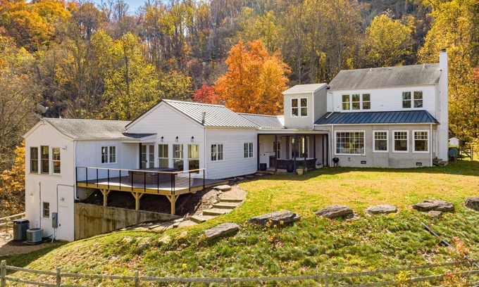 Fletcher Villa | Luxury Modern Farmhouse Villa - 8BR, HotTub & Mtn Views