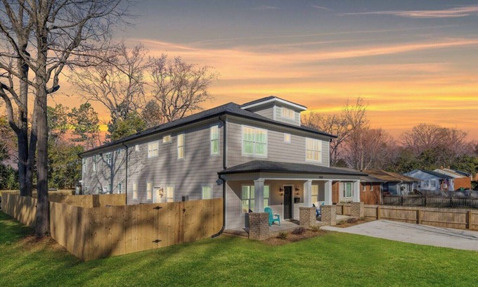 Charlotte Casa | Luxury Nature Retreat: Spacious Group Escape 1372