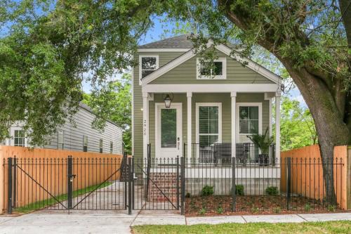 Mid-City Casa | Luxury New 3BD Home with Parking and Private Yard