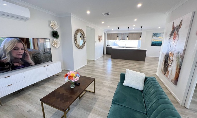 Werribee Casa | Luxury new 7 Bedroom house