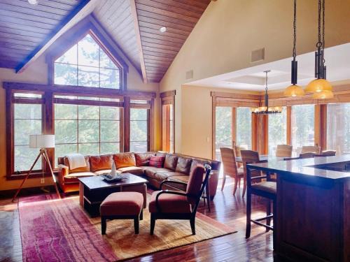 Truckee Casa | Luxury Northstar Home| hot tub| walk to ski lifts