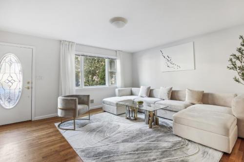 White Plains Casa | Luxury NY Home with Game Room and Free Parking