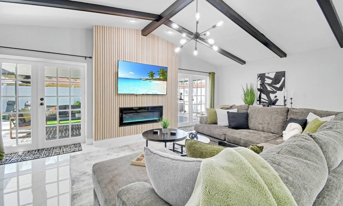 Town N County Park Casa | Luxury Oasis - 5 Bedroom - Heated Pool