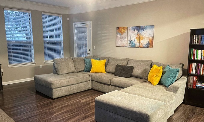 Johns Creek Apartamento | Luxury Oasis - King & Queen Suites near the Avalon