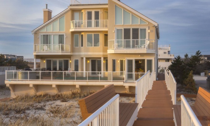 West Hampton Dunes Casa | Casa de lujo frente al mar con jacuzzi de 8 habitaciones y piscina frente al mar LLAME PARA UNA OFERTA ESPECIAL