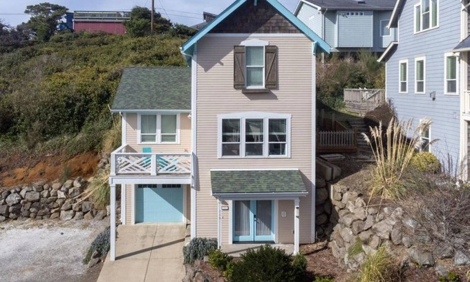 Logsden Casa | Upscale Olivia Beach Home in Lincoln City, Pet Friendly, Hot Tub, Sleeps 10.