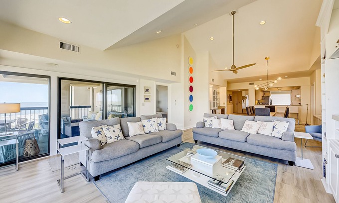 Isle of Palms Apartamento | Luxury penthouse with stunning oceanfront views, 3 decks, pool & hot tub