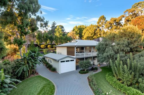 Bellevue Heights Casa | Luxury Resort Studio Apartment Retreat with Pool, Tennis & Alfresco