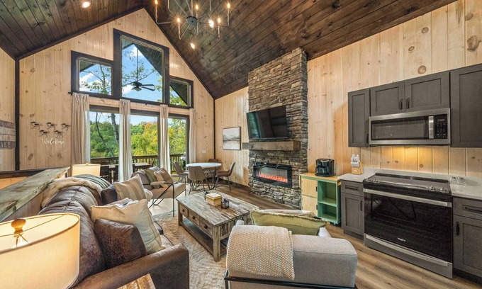 Sevierville Cabina | Luxury Retreat / Hot Tub / Lake Views / Game Room