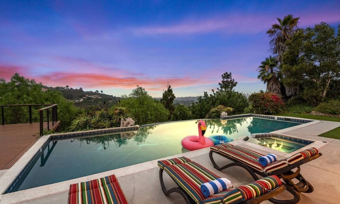 Bonita Casa | Luxury Retreat w/ Infinity Pool & Sunset Views!