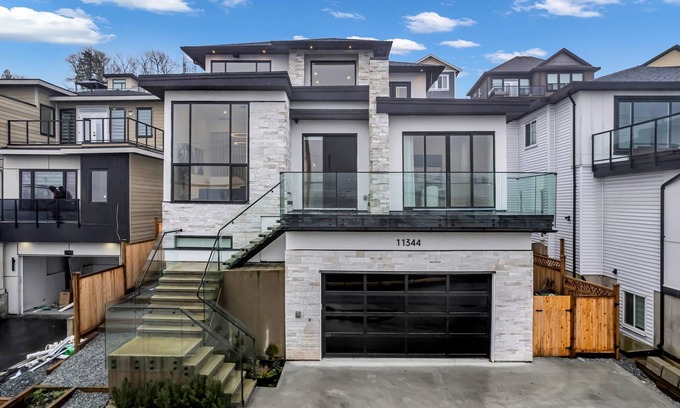 Surrey Casa | Luxury River-View Home w/ Chef’s Kitchen Smart Tech Parking Sleeps 15!
