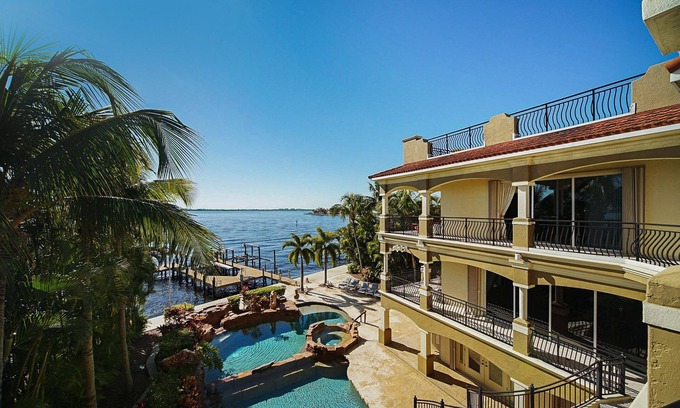 Yacht Club Casa | SWFL Rentals - The Winslet Estate - Impresionante 6800 Sq. Pie. Finca de lujo en el río Caloosahatchee