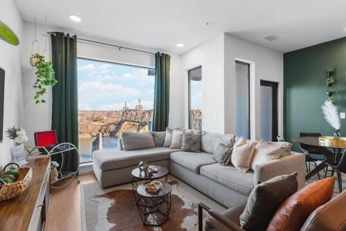 North Capitol Casa | Luxury Riverview Condo with Patio Walk to Broadway