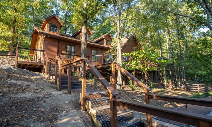 Mid America Cabina | Luxury Rock Creek Cabin by Lake Hamilton