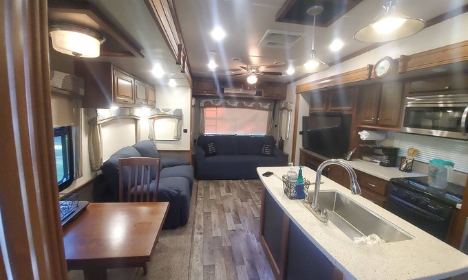 Geneva Casa | Luxury RV nested in a country setting, Only 9 minutes from Sanford airport!