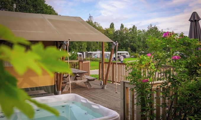 Nieuw Heeten Casa | Luxury safari tent for 6 guests with private jacuzzi, modern bathroom and veranda in the Sallandse Heuvelrug.