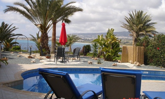 Kissonerga Villa | Lujosa villa de 3 dormitorios frente al mar, piscina privada, TV vía satélite y Wi-Fi