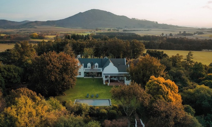 Koelenhof Otro | Luxury, self-catering Manor with 6 bedrooms, views of mountains & vineyards