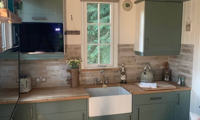 Lowton Cabina | Luxury Shepherd's Hut with Hot Tub