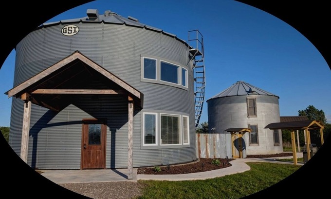 Lewistown Casa | Luxury Silo, King bed Wi-Fi, Grill, Fire pit. Sunsets in the country