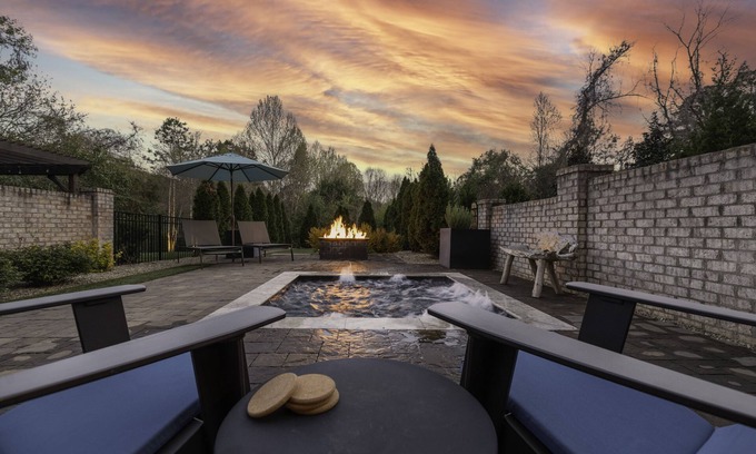Charlotte Casa | Luxury Spa (Hot tub), Sauna, Gas Fire pit & more