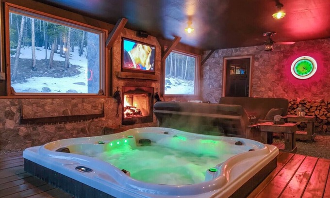 Saint Mary's Cabina | Luxury Spa Retreat with Private Hot Tub & Sauna