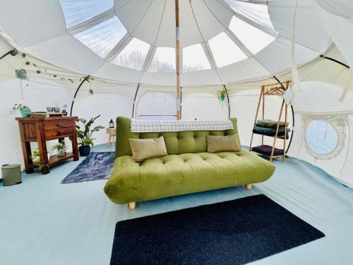 Trefeglwys Otro | Luxury Stargazing Glamping - Seren Aur with Hot Tub