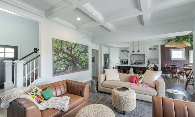 Rochester Casa | Luxury Stay/ Theater / Pool Table / Dogs Welcome