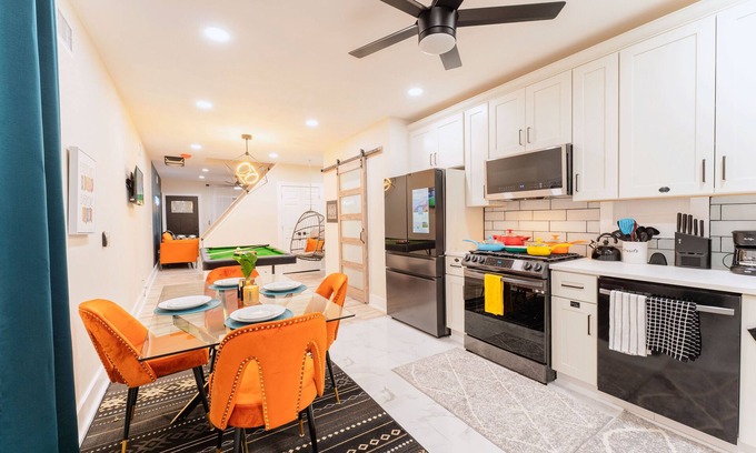 Orange Casa | Luxury Suite - Jacuzzi,Parking, Self Check-in & WiFI