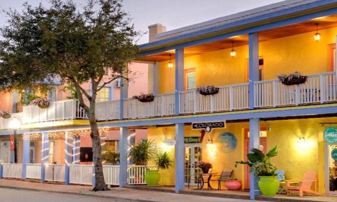 Stuart Hotel | LUXURY SUITE QUEEN ROOM 12 AT OLD COLORADO INN