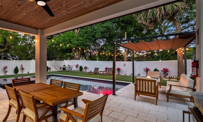 Riverside Heights Cabaña | Luxury Tampa Home w/ Pool, Jacuzzi & Amenities