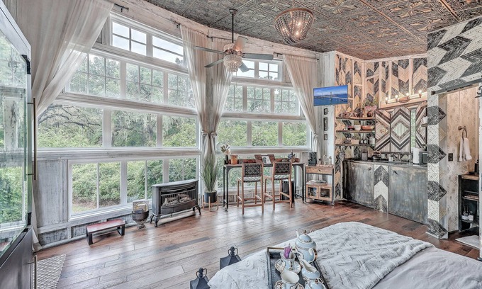 Wadmalaw Island Apartamento | Luxury Treehouse. Pets ok,