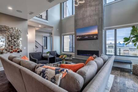 Talbot's Corner Casa | Luxury Urban Mansion with Rooftop Deck