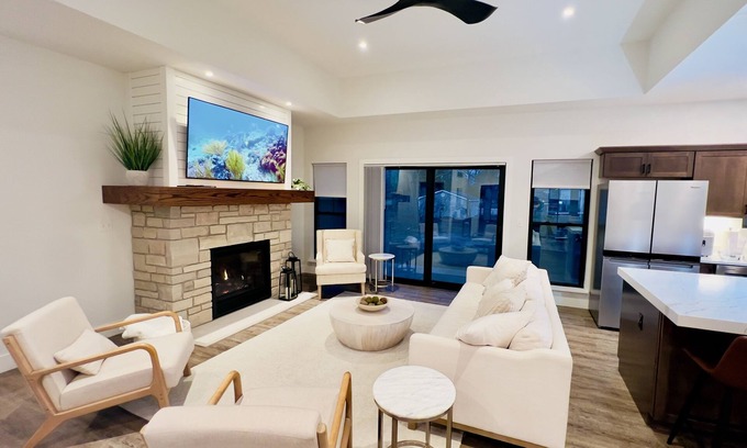 Lake Geneva Casa | Luxury vacation home just a 16-minute walk to Downtown and Riviera Beach