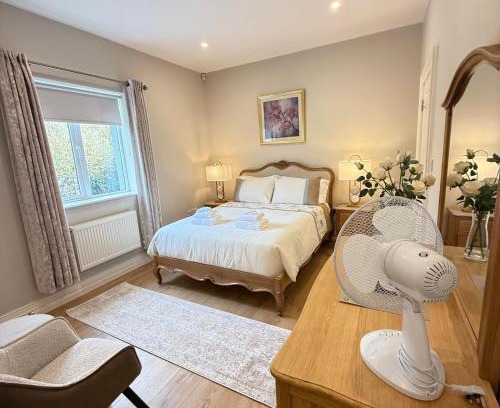 Kilnabrack Upper Casa | Luxury Vacation Home on the Ring of Kerry-Wild Atlantic Way with Mountain & Sea Views - 5 min walk to Glenbeigh Village - 10 min drive to Rossbeigh Beach & Dooks Golf Course - 30 minute drive from Muckross House and National Park