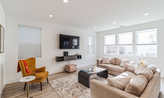 Fairfield Casa | Luxury valley Getaway, Napa, wine country, pvt backyard, fire pit and more..