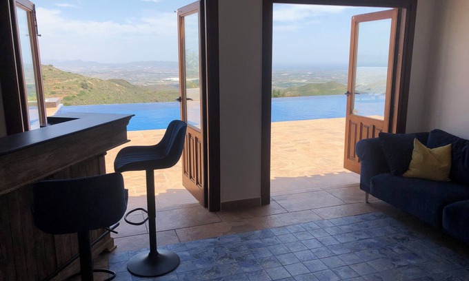 Bedar Villa | Villa de lujo de 5 dormitorios y 3 baños con piscina / jacuzzi infinito anexo separado, área de juegos.