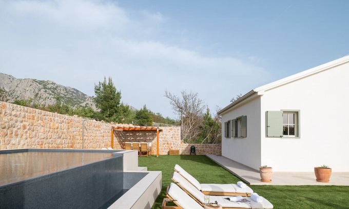 Seline Villa | Villa Casa Sorelle sea view infinity heated pool